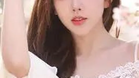 网红薇娅疑似受伤拄拐杖轮椅直播，网友感叹其毅力顽强